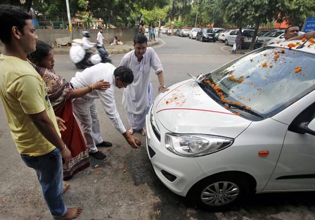 Car Loan: કાર લોન લેતા પહેલા તમારો ક્રેડિટ સ્કોર સારી રીતે તપાસો. જો તમે ઓછા ક્રેડિટ સ્કોર પર કાર લોન લો છો, તો તમારે વધુ વ્યાજ દરે લોન લેવી પડશે.