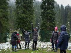 कश्मीर और लद्दाख में बर्फबारी, पर्यटकों ने कहा- बिल्कुल स्वर्ग जैसा, आप भी देखें तस्वीरें