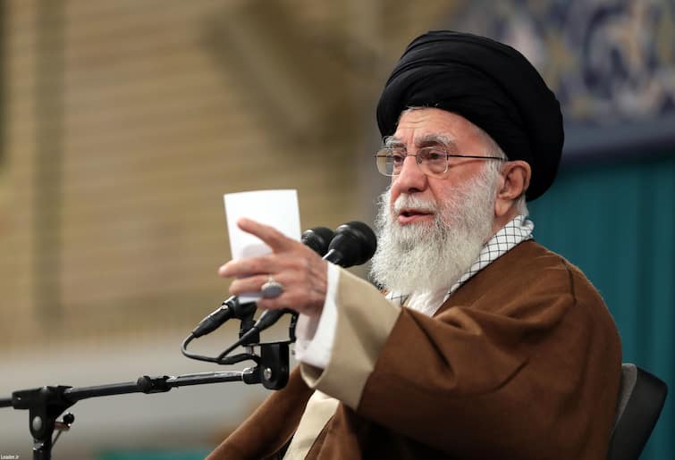 Iran Supreme Leader Ayatollah Ali Khamenei Adviser warns If israel attack on iran will Drop Nuclear Bomb Israel Iran War : ईरान की धमकी, इजरायल ने हमला किया तो करेंगे परमाणु बम का इस्तेमाल