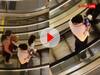 Video: सावधानी हटी दुर्घटना घटी! महिला ने मॉल में फोन चलाते हुए एस्केलेटर पर रखा पैर, फिर जो हुआ...