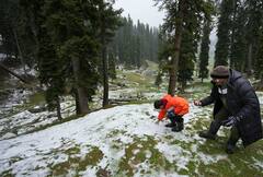 Jammu-Kashmir Snowfall : जम्मू-काश्मीरमध्ये मोसमातील पहिली बर्फवृष्टी, पर्यटकांमध्ये आनंदांचं वातावरण