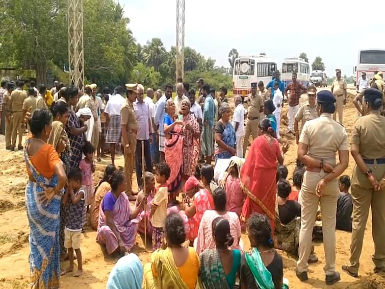 Mayiladuthurai news Villagers stopped the construction of a four-lane road near Sirkazhi TNN சீர்காழி அருகே நான்கு வழிச்சாலை பணியை தடுத்து நிறுத்திய கிராம மக்கள்  - காரணம் இதுதான்