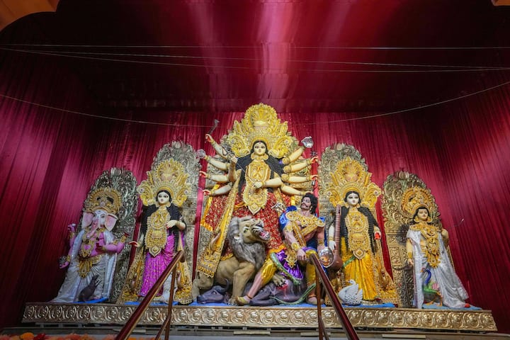 চন্দ্রঘণ্টা পূজার ফল অনেক। তাঁর পূজায় সাধকের বাধাবিঘ্ন ও পাপ বিনষ্ট হয় এবং সকল কষ্ট বিনষ্ট হয়। চন্দ্রঘণ্টার উপাসক দেবীর বাহন সিংহের মতো পরাক্রমী হয়। তাঁর ঘণ্টাধ্বনি সর্বদা চন্দ্রঘণ্টার ভক্তকে সর্ববিধ বিপদ থেকে রক্ষা করে। দেবীর পূজায় পূজকের মন পবিত্র হয়। তাঁর ধ্যান সকল প্রকার কল্যাণ ও সদগতি প্রদান করে।
