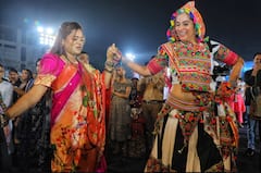 Navratri 2023 : ए हालो! डोंबिवलीत मुख्यमंत्र्यांच्या सुनबाईंनी धरला गरब्याच्या तालावर ठेका