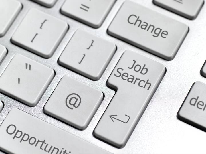 CNP Nashik Jobs 2023: नौकरी की तलाश कर रहे उम्मीदवारों के लिए ये खबर काम की है. करेंसी नोट प्रेस नासिक ने एक भर्ती अधिसूचना जारी की गई. जिसके अनुसार संस्थान में कई पद पर भर्ती के लिए आवेदन प्रोसेस शुरू होने जा रही है. इच्छुक और पात्र उम्मीदवार इस अभियान के लिए आधिकारिक साइट cnpnashik.spmcil.com पर जाकर आवेदन कर पाएंगे. भर्ती के लिए आवेदन प्रोसेस 19 अक्टूबर 2023 से शुरू हो जाएगी.