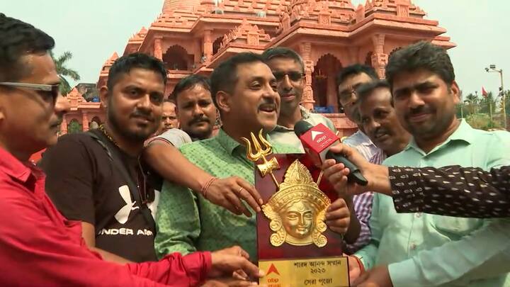 তবে মণ্ডপে থিমের ছোঁয়া থাকলেও, অন্যান্য বছরের মতো এবছরেও প্রতিমায় রয়েছে সাবেকিয়ানা।