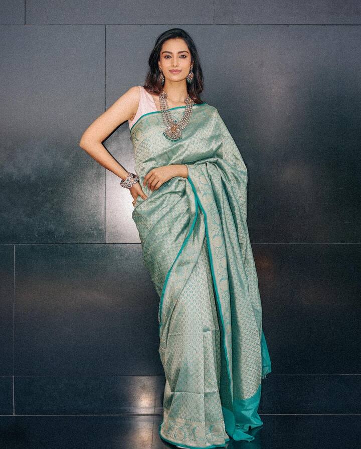 Meenaakshi Chaudhary Photo: પ્રભાસની સાલાર પાર્ટ 1ની ચાહકો આતુરતાથી રાહ જોઈ રહ્યા છે. જો કે, ફિલ્મની રિલીઝ ડેટ મોકૂફ થવાના સમાચાર દરરોજ આવી રહ્યા છે, જેના કારણે ચાહકોની ઉત્તેજનાનું સ્તર વધી રહ્યું છે.