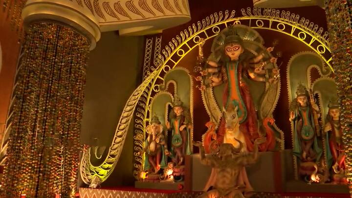 তাঁদের এবারের থিম স্বপ্ন। মণ্ডপসজ্জা থেকে আলো, সবেতেই আছে স্বপ্নিল ছোঁয়া ।