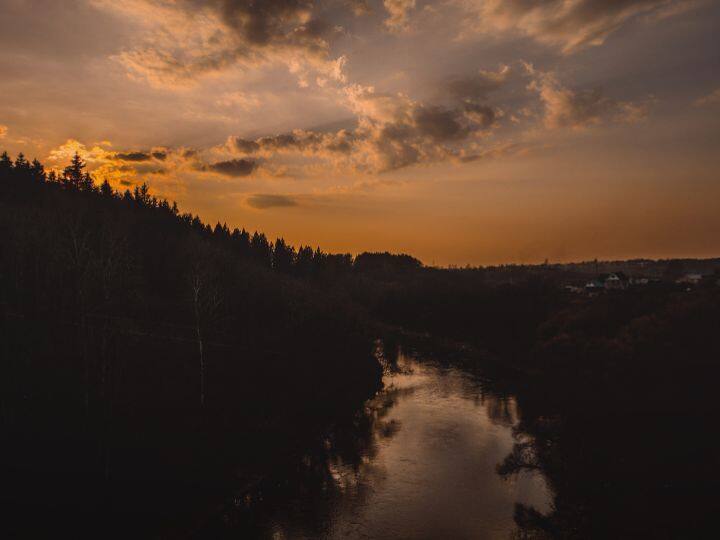 नदी का नाम कर्मनाशा नदी है. यह उत्तर प्रदेश राज्य में है. नदी उत्तर प्रदेश और बिहार में बहती है, लेकिन इसका ज्यादातर हिस्सा यूपी में आता है. यूपी में यह सोनभद्र, चंदौली, वाराणसी और गाजीपुर में बहती है और बक्सर के पास पहुंचकर गंगा में मिल जाती है.
