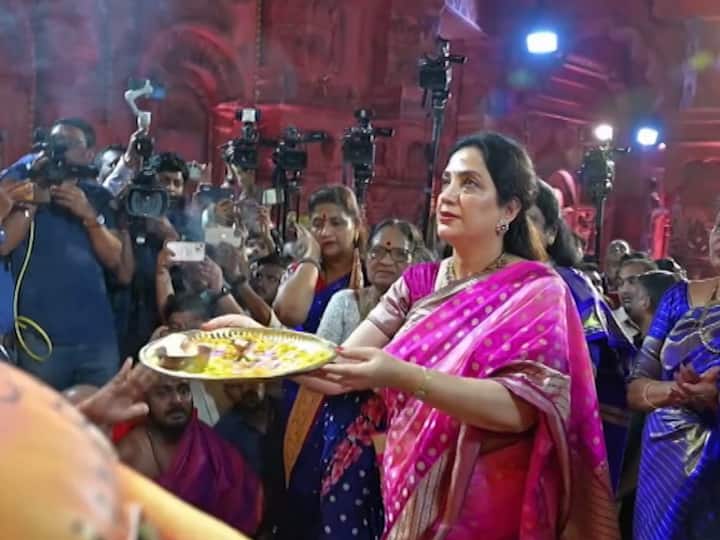 Rashmi Thackeray At Thane Tembhi Naka : रश्मी ठाकरे या दरवर्षी टेंभी नाका देवीच्या आरतीला उपस्थिती लावतात.