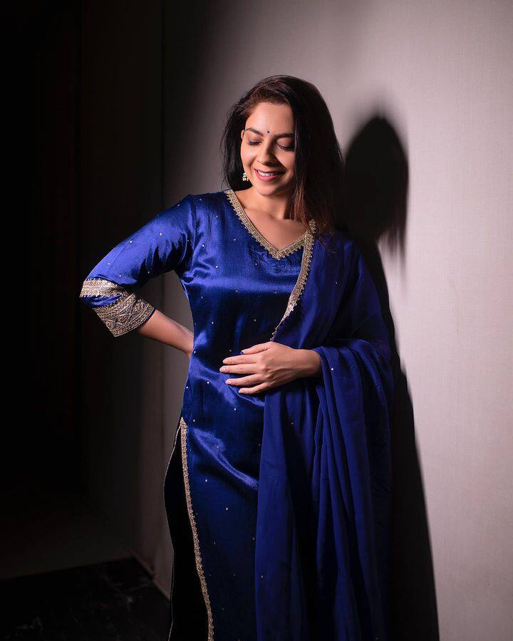 सोनाली ही तिच्या विविध लूकमधील फोटो सोशल मीडियावर शेअर करत असते. सोनालीचे चाहते तिच्या आगामी चित्रपटांची वाट बघत असतात. तिचा चाहता वर्ग मोठा आहे. सोनाली ही तिच्या नृत्यशैलीनं आणि अभिनयानं नेहमीच प्रेक्षकांची मनं जिंकते.