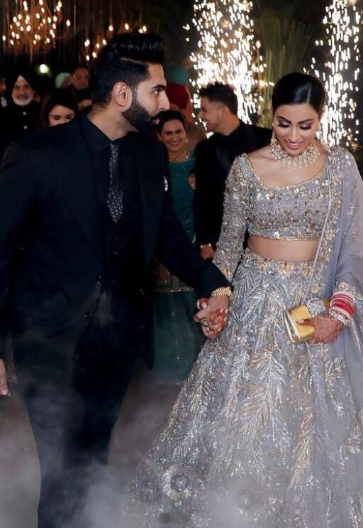 ਇਸ ਵੀਡੀਓ ਵਿੱਚ ਪਰਮੀਸ਼ ਅਤੇ ਗੀਤ ਦੇ ਖਾਸ ਪਲਾਂ ਦੀ ਝਲਕ ਵੇਖਣ ਨੂੰ ਮਿਲ ਰਹੀ ਹੈ। ਦੋਵਾਂ ਦਾ ਇਹ ਰੋਮਾਂਟਿਕ ਅੰਦਾਜ਼ ਹਰ ਕਿਸੇ ਨੂੰ ਦੀਵਾਨਾ ਬਣਾ ਰਿਹਾ ਹੈ, ਤੁਸੀ ਵੀ ਵੇਖੋ ਕਲਾਕਾਰ ਦਾ ਇਹ ਪਿਆਰ ਭਰਿਆ ਵੀਡੀਓ....