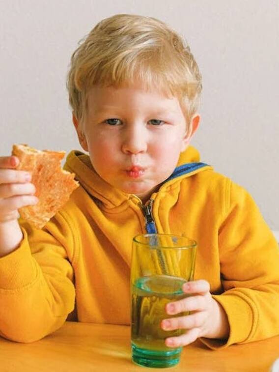 छोटे बच्चों के लिए जहर से कम नहीं खाने की ये चीजें, आज ही बनाएं दूरी