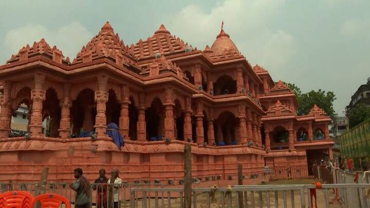 স্থাপত্যে সেরা এবিপি আনন্দ শারদ সম্মান পেল সন্তোষ মিত্র স্কোয়ার। তাঁদের এবারের থিম রামমন্দির।