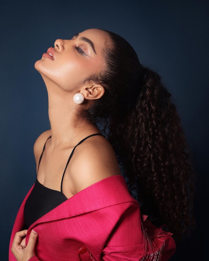 ఆ తర్వాత 'అ ఆ', 'శతమనంభవతి' వంటి సినిమాలతో బ్యాక్ టూ బ్యాక్ హిట్స్ అందుకొని ఫుల్ పాపులారిటీని సంపాదించుకుంది.