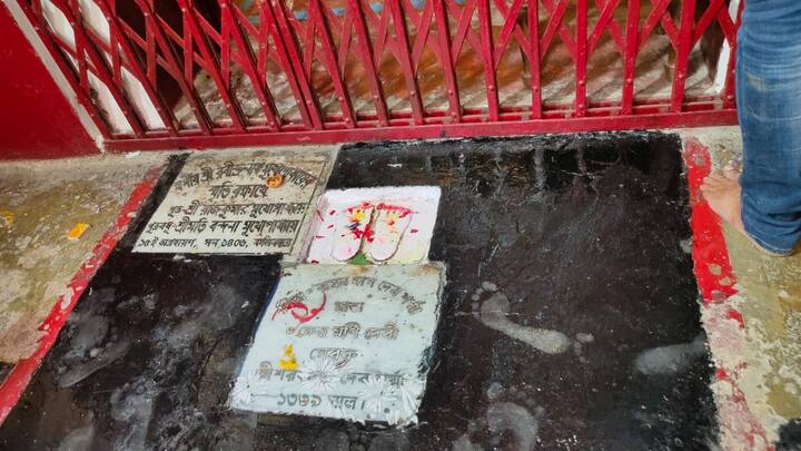 विजयदशमी के दिन जब मूर्ति को उठाए जाने लगा तो देवी अपने स्थान से हिली नहीं, इस बाद उन्होंने स्वयं मुखिया के सपनें में आकर कहा कि मैं इसी स्थान में रहकर काशी में वास करूंगी. मुझे यहां से हटाने का प्रयास न करो.