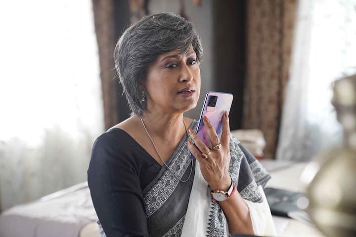 একঝলকে তাঁকে এই লুকে দেখলে চেনাই দায়। কাঁচা পাকা বব কাট চুল, চোখে মোটা ফ্রেমের চশমা.. মাইকের সামনে দাঁড়িয়ে বক্তৃতা দিচ্ছেন যিনি, তিনি নাকি ইন্দ্রাণী হালদার (Indrani Haldar)!