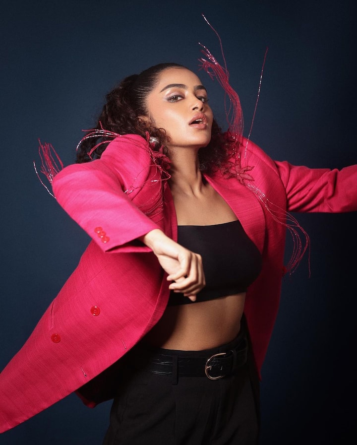 'ప్రేమమ్' సినిమాతో టాలీవుడ్ కి హీరోయిన్ గా ఎంట్రీ ఇచ్చిన ఈ భామ తన క్యూట్ అందాలతో ప్రేక్షకులను ఎంతగానో ఆకట్టుకుంది.