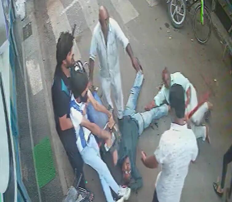 Crime News: bike rider two young man hits a old age man in rajkot market, two injured રાજકોટમાં ગુંદાગર્દી, ફિલ્મી સ્ટાઇલે યુવાનોએ આધેડ પર ધોકાવારી કરીને લોહીલુહાણ કર્યો, તસવીરોમાં જુઓ...