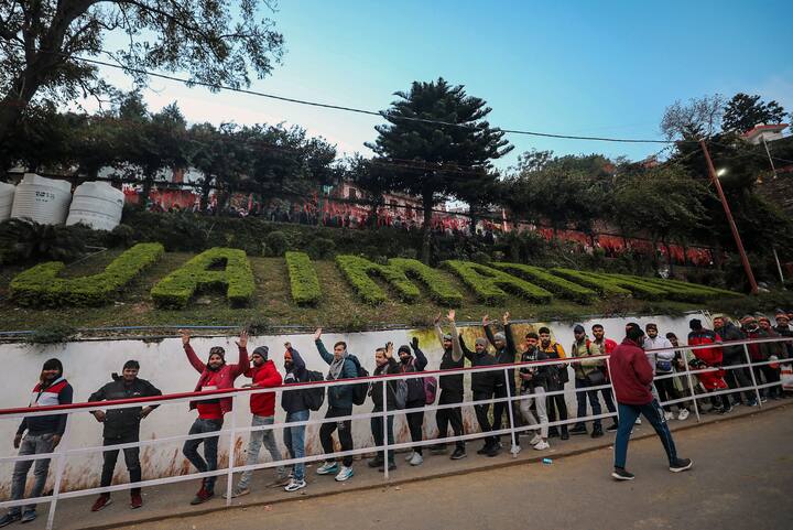 अधिकारियों ने बताया कि श्रद्धालुओं को एक समृद्ध अनुभव कराने के लिए ‘स्काईवॉक’ के प्रवेश द्वार को ‘नव दुर्गा’ के कलात्मक रूप से अलंकृत चित्रण के साथ डिजाइन किया गया है.