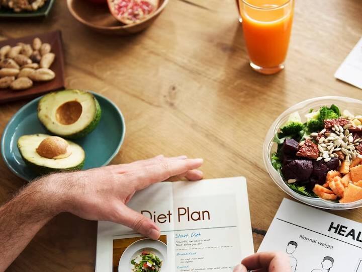 बदलते मौसम के बीच फास्ट रखने के दौरान आपकी तबियत खराब हो सकती है. जैसे- खांसी, जुकाम, बुखार, सिरदर्द, बदहजमी, गैस, उल्टी-दस्त आना. आपको ऐसी किसी भी तरह के मुश्किलों का सामना न करना पड़े इसके लिए हम आपके लिए लाए हैं कुछ खास टिप्स. जिसके जरिए हम आपको बताएंगे कि क्या खाना आपके लिए सही रहेगा और कौन सी चीज खाने से आपकी सेहत खराब हो सकती है.