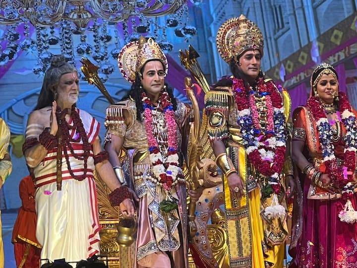 ऐतिहासिक लाल किल्ला संकुलात दिल्लीच्या प्रसिद्ध लवकुश रामलीला समितीने आयोजित केलेल्या रामलीलामध्ये केंद्रीय मंत्रीसोबत बक्सरचे खासदार अश्विनी कुमार चौबे यांनीही भूमिका बजावली आहे. रामलीलामध्ये ते महर्षी विश्वामित्राच्या भूमिकेत दिसले होते. (Photo Credit : facebook.com/AshwiniKChoubey)