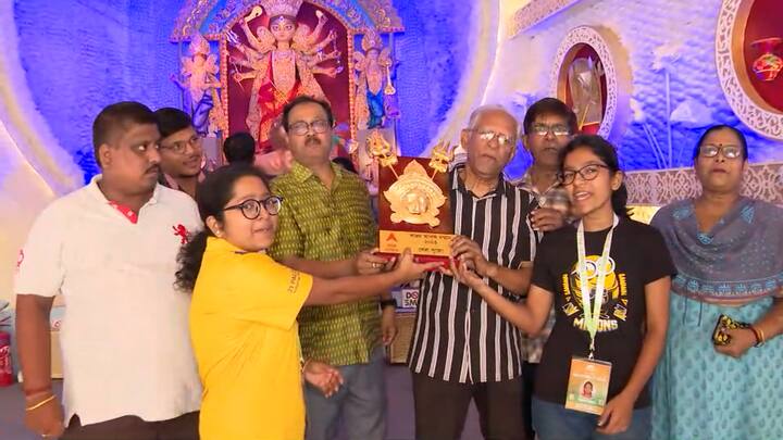 দীর্ঘদিন ধরে বাংলার ঘরে ঘরে শাঁখের যে ব্যবহার চলে আসছে তাকেই ফুটিয়ে তোলা হয়েছে এই পুজোর মণ্ডপসজ্জায়।