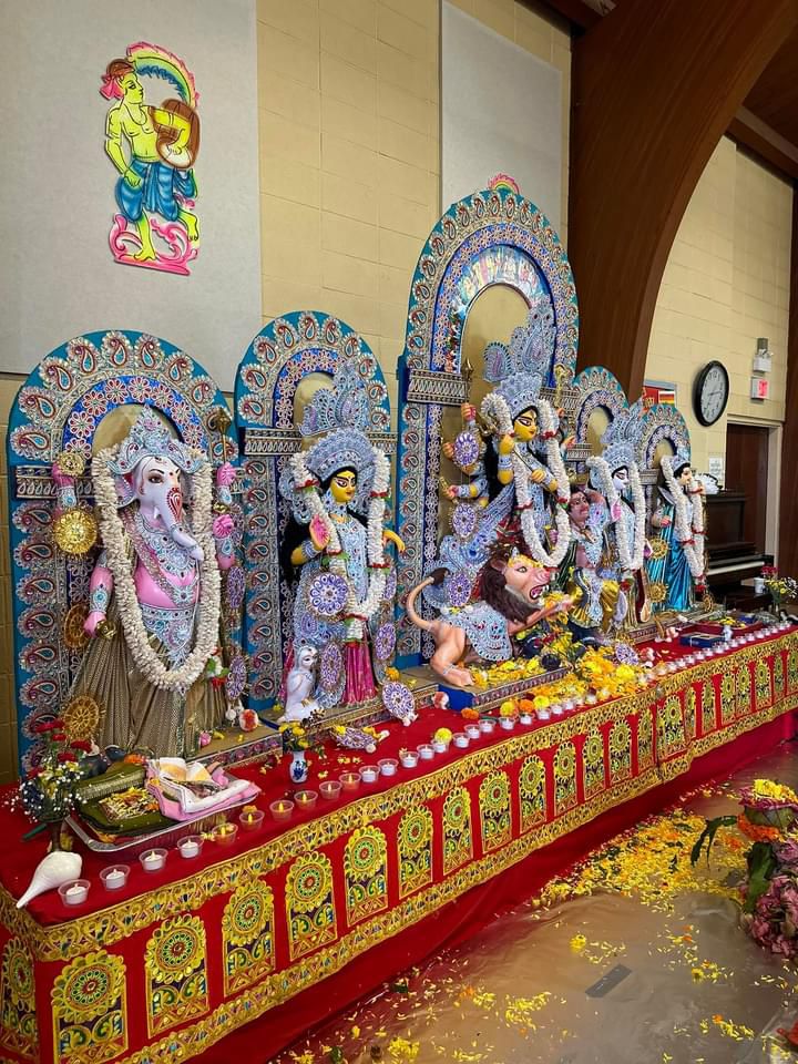 Durga Puja 2023: গির্জাতে দুর্গাপুজো! পাত পেড়ে চলে ভোগ খাওয়া, ওয়াটারলুতে দেবীর আরাধনা নজির গড়ে সর্ব ধর্ম সমন্বয়ের