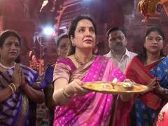 Rashmi Thackeray : शिंदेंच्या बालेकिल्ल्यात रश्मी ठाकरे, टेंभी नाका देवीचे दर्शन आणि आरती