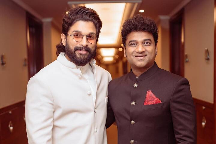జాతీయ అవార్డు అందుకున్న సంగీత దర్శకుడు దేవి శ్రీ ప్రసాద్ తో అల్లు అర్జున్. Photo Credit: Allu Arjun/instagram