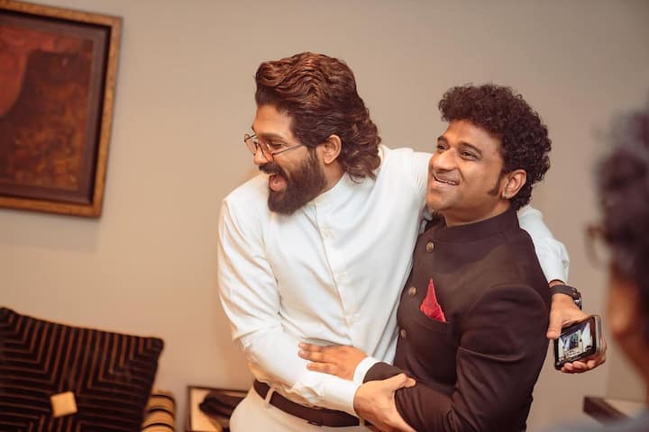 జాతీయ అవార్డు అందుకున్న సంగీత దర్శకుడు దేవి శ్రీ ప్రసాద్ తో అల్లు అర్జున్. Photo Credit: Allu Arjun/instagram