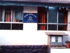 घरासमोरील तरुण पत्नीकडे बघत असल्याचा संशय, पोलीस कॉन्स्टेबलनं हातात घेतला  सुरा; कोल्हापुरातल्या पाचगावमधला  प्रकार