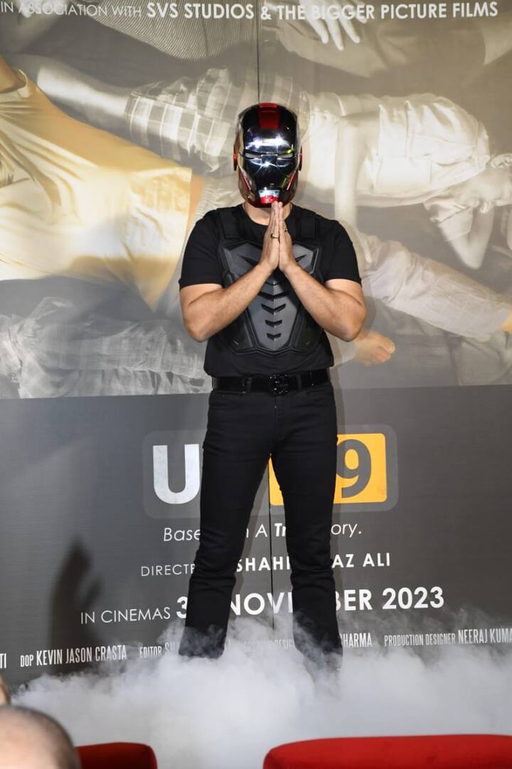 तुरुंगामधील इतर कैदी राजला कशी वागणूक देतात? हे देखील UT 69 या चित्रपटाच्या ट्रेलरमध्ये दाखवण्यात आले आहे. (Photo Credit : Manav Manglani)