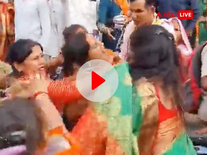Jalaun fighting between women workers at BJP Nari Shakti Vandan Sammelan ann Watch: BJP के नारी शक्ति वंदन सम्मेलन में भिड़ी महिलाएं, बीच सड़क पर हुई मारपीट, वीडियो वायरल
