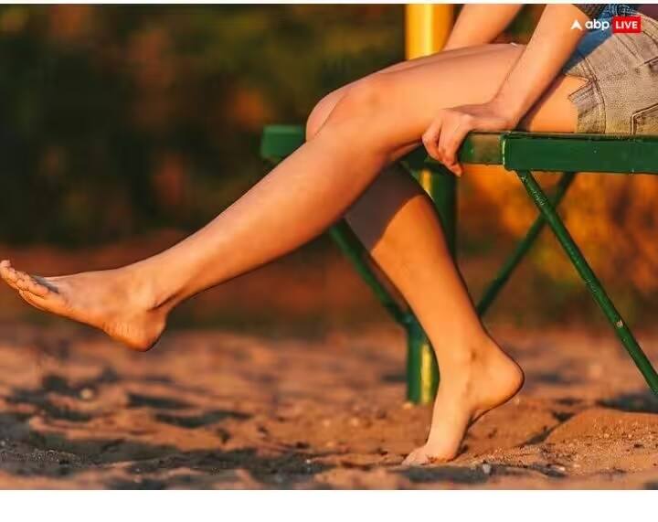 એવું કહેવાય છે કે પૂજા દરમિયાન બેસતી વખતે પગને હલાવવાથી પૂજા અને ઝડપથી બિનઅસરકારક બને છે. કારણ કે આ આદત વ્યક્તિની માનસિક ક્ષમતાને ઘટાડે છે. આવી સ્થિતિમાં વ્યક્તિ કોઈ પણ બાબતમાં નિર્ણય લઈ શકતો નથી.