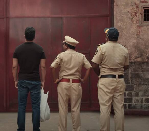 'UT 69' ਰਾਜ ਕੁੰਦਰਾ ਦੀ ਬਾਇਓਪਿਕ ਹੈ। ਫਿਲਮ ਦੇ ਟ੍ਰੇਲਰ ਵਿੱਚ ਰਾਜ ਕੁੰਦਰਾ ਉੱਤੇ ਅਡਲਟ ਫਿਲਮਾਂ ਬਣਾਉਣ ਦੇ ਦੋਸ਼ ਅਤੇ ਉਸ ਤੋਂ ਬਾਅਦ ਜੇਲ੍ਹ ਵਿੱਚ ਬਿਤਾਈ ਗਈ ਜ਼ਿੰਦਗੀ ਦੀ ਝਲਕ ਦਿਖਾਈ ਗਈ ਹੈ। ਟ੍ਰੇਲਰ 'ਚ ਦਿਖਾਇਆ ਗਿਆ ਹੈ ਕਿ ਕਿਵੇਂ ਰਾਜ ਕੁੰਦਰਾ ਅਡਲਟ ਫਿਲਮ ਬਣਾਉਣ ਦੇ ਦੋਸ਼ 'ਚ ਜੇਲ ਜਾਂਦੇ ਹਨ ਅਤੇ ਫਿਰ ਉਥੇ ਪੁਲਿਸ ਵਾਲਿਆਂ ਅਤੇ ਕੈਦੀਆਂ ਵੱਲੋਂ ਉਸ ਨਾਲ ਕਿਹੋ ਜਿਹਾ ਵਿਵਹਾਰ ਕੀਤਾ ਜਾਂਦਾ ਹੈ।