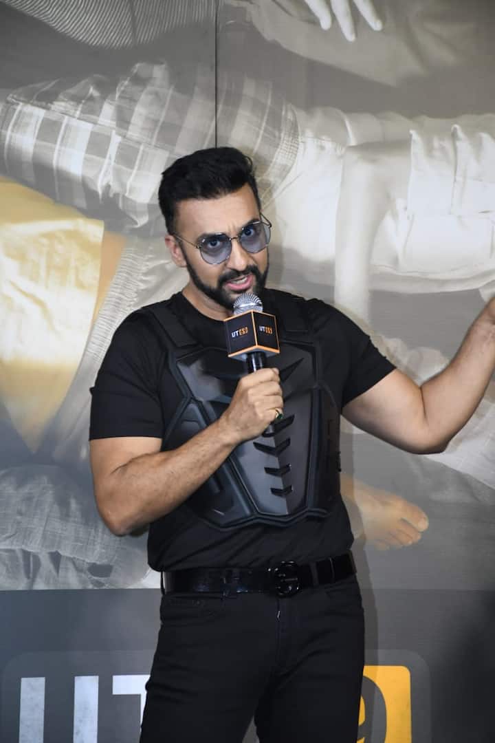 21 सप्टेंबर 2021 मध्ये जामीन मिळाल्यानंतर राज कुंद्रा हा चेहऱ्यावर मास्क घालूनच विविध कार्यक्रमाला हजेरी लावत होता.(Photo Credit : Manav Manglani)