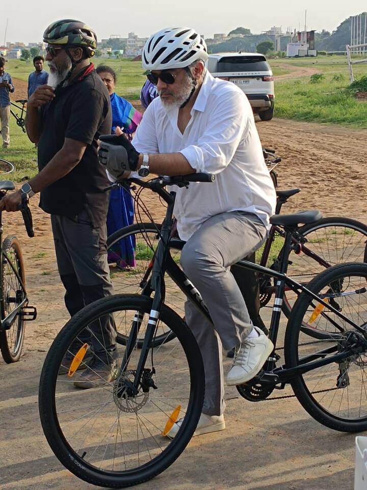 ஆத்விக்குடன் நடிகையும் அவரின் அம்மாவுமான ஷாலினியும் உறுதுணையாக நிற்கும் புகைப்படங்களை அஜித் ரசிகர்கள் கொண்டாடி வருகிறார்கள் .