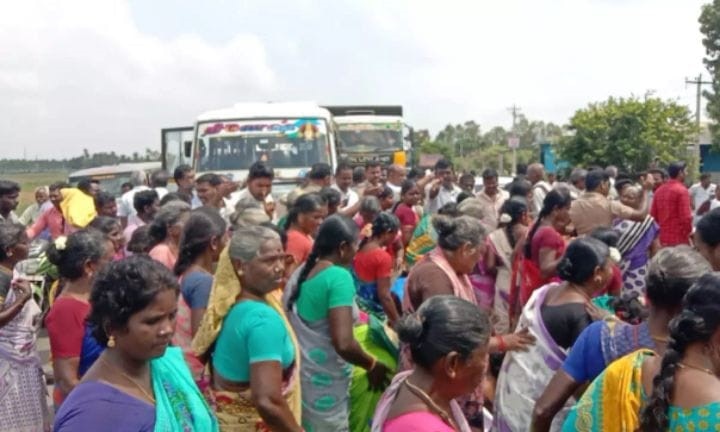 கந்தர்வகோட்டையில் இ-சேவை மையம் செயல்படவில்லை -  மகளிர் உரிமைத்தொகை கேட்டு பெண்கள் போராட்டம்