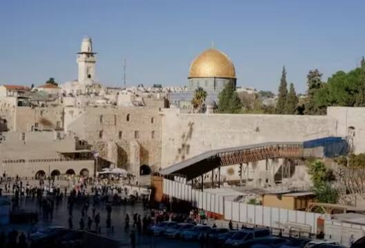 ਜੇਕਰ ਇਜ਼ਰਾਈਲ ਵਿੱਚ ਯਹੂਦੀਆਂ ਦੀ ਕੁੱਲ ਗਿਣਤੀ ਦੀ ਗੱਲ ਕਰੀਏ ਤਾਂ ਇਹ 70 ਲੱਖ ਦੇ ਕਰੀਬ ਹੈ। ਜੋ ਕਿ ਇੱਥੋਂ ਦੀ ਕੁੱਲ ਆਬਾਦੀ ਦਾ ਲਗਭਗ 74% ਹੈ। ਜੇਕਰ ਦੁਨੀਆ ਵਿੱਚ ਯਹੂਦੀਆਂ ਦੀ ਕੁੱਲ ਆਬਾਦੀ ਦੀ ਗੱਲ ਕਰੀਏ ਤਾਂ ਇਹ ਲਗਭਗ 1 ਕਰੋੜ 74 ਲੱਖ ਹੈ। ਭਾਵ ਦੁਨੀਆ ਦੀ 43 ਫੀਸਦੀ ਯਹੂਦੀ ਆਬਾਦੀ ਇਜ਼ਰਾਈਲ ਵਿੱਚ ਰਹਿੰਦੀ ਹੈ।