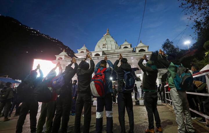 उन्होंने बताया कि नवरात्र के पहले दिन यानी रविवार को 45 हजार, दूसरे दिन 41,164 और तीसरे दिन 41,523 श्रद्धालुओं ने दर्शन किये.