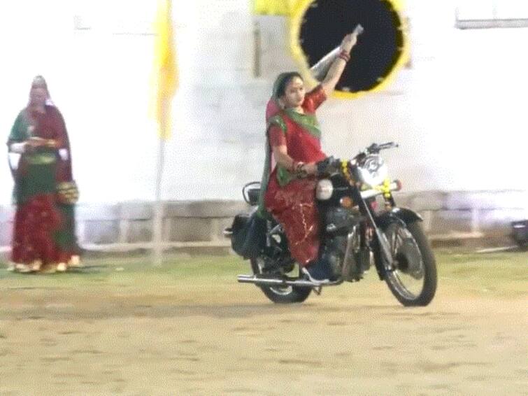 Women Perform Garba On Bikes And Jeeps Holding Swords During Navratri Video Viral WATCH Women Perform Garba On Bikes And Jeeps Holding Swords During Navratri. WATCH