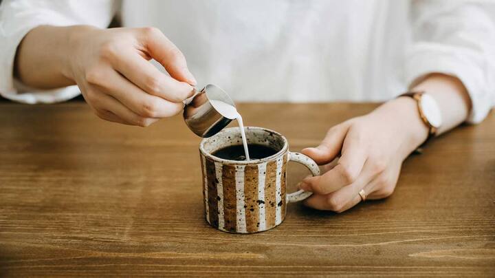 Coffee in Weight Loss : ਬਹੁਤ ਸਾਰੇ ਲੋਕ ਕੌਫੀ ਪੀਣਾ ਪਸੰਦ ਕਰਦੇ ਹਨ। ਇਸ ਨੂੰ ਸਿਹਤ ਲਈ ਵੀ ਫਾਇਦੇਮੰਦ ਮੰਨਿਆ ਜਾਂਦਾ ਹੈ। ਕਿਹਾ ਜਾਂਦਾ ਹੈ ਕਿ ਕੌਫੀ ਪੀਣ ਨਾਲ ਦਿਲ ਦੇ ਰੋਗ, ਸ਼ੂਗਰ ਅਤੇ ਕੁਝ ਕੈਂਸਰ ਤੋਂ ਰਾਹਤ ਮਿਲਦੀ ਹੈ। ਅੱਜ-ਕੱਲ੍ਹ ਭਾਰ ਵੀ ਤੇਜ਼ੀ ਨਾਲ ਵਧਦੀ ਸਮੱਸਿਆ ਬਣ ਰਿਹਾ ਹੈ। ਅਜਿਹੀ ਸਥਿਤੀ ਵਿੱਚ ਖੋਜ ਵਿੱਚ ਪਾਇਆ ਗਿਆ ਹੈ ਕਿ ਇੱਕ ਦਿਨ ਵਿੱਚ ਇੱਕ ਵਾਧੂ ਕੱਪ ਕੌਫੀ ਪੀਣ ਜਾਂ ਇਸ ਵਿੱਚ ਚੀਨੀ ਕਰੀਮ ਜਾਂ ਕੋਈ ਵਾਧੂ ਚੀਜ਼ ਪਾਉਣ ਨਾਲ ਭਾਰ ਉੱਤੇ ਅਸਰ ਪੈਂਦਾ ਹੈ। ਆਓ ਜਾਣਦੇ ਹਾਂ ਕਿ ਵਾਧੂ ਕੱਪ ਕੌਫੀ ਪੀਣ ਨਾਲ ਭਾਰ ਘੱਟ ਹੁੰਦਾ ਹੈ ਜਾਂ ਨਹੀਂ?