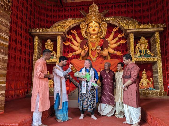 The pavilion is decorated with 108 names of Shiva and hymns of Shiva. Somnath is the first of the 12 Jyotirlingas. Somnath is Shiva, whom we know as Swayambhu or Aja ie, the unborn, eternal, immortal or imperishable. Again this 