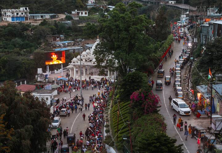 दिल्ली निवासी विजय शर्मा ने कहा, ‘‘मैं नौ साल के बाद माता के दर्शन के लिए आया हूं और श्रद्धालुओं की सुविधा के लिए बड़े पैमाने पर किये गये बदलाव को देखकर काफी आश्चर्यचकित हूं.’’
