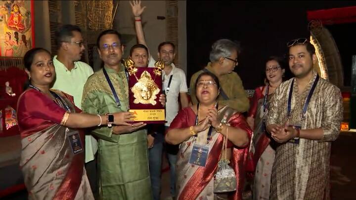 মণ্ডপের থিমের সঙ্গে সামঞ্জস্য রেখে তৈরি করা হয়েছে প্রতিমা।