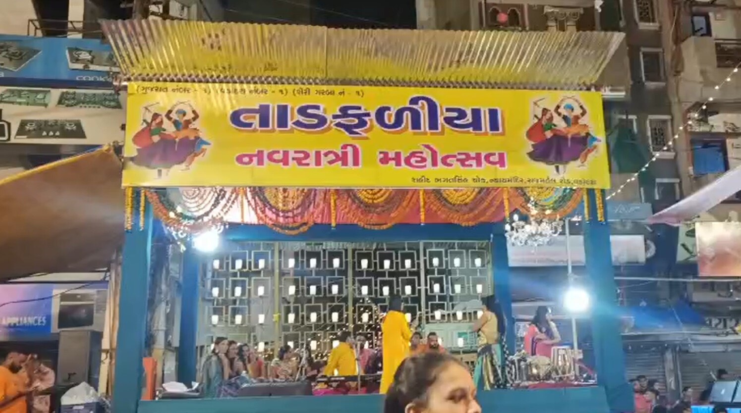 News: વડોદરામાં કોમી એખલાસ, મુસ્લિમ અગ્રણીની અંતિમ યાત્રા નીકળતા ગરબા 30 મિનીટ માટે રોકાયા, જાણો