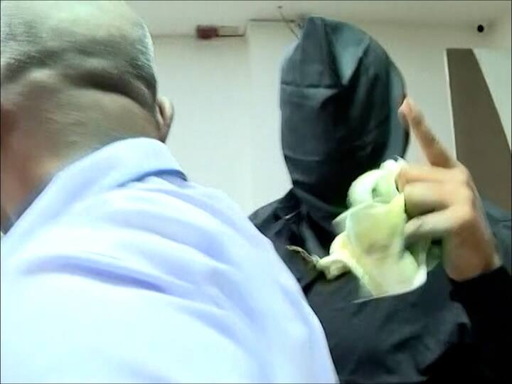 श्रीलंकेला जाण्याच्या तयारीत असणाऱ्या ललितला बंगळुरुमधून अटक करण्यात आली.