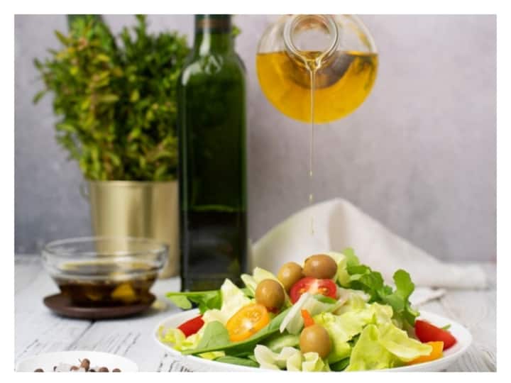 कुकिंग ऑयल का चुनाव करते समय सबसे अहम बात यह है कि जो भी ऑयल चुने वह स्वास्थ्य के लिए फायदेमंद हो. ऑयल में मौजूद वसा अम्लों की मात्रा और गुणवत्ता बहुत मायने रखती है. ऑयल में ओमेगा-3, ओमेगा-6 जैसे असैचुरेटेड फैटी एसिड्स की मात्रा अधिक होनी चाहिए क्योंकि ये हृदय स्वास्थ्य के लिए बहुत फायदेमंद होते हैं.  रिफाइंड ऑयल से बचना चाहिए क्योंकि इनमें ट्रांस फैट की मात्रा ज्यादा होती है जो स्वास्थ्य के लिए हानिकारक है. खाने में इस्तेमाल होने वाली सबसे अच्छा  कुकिंग ऑयल ओलिव ऑयल, बादाम का तेल, कनोला तेल, सरसों का तेल है.