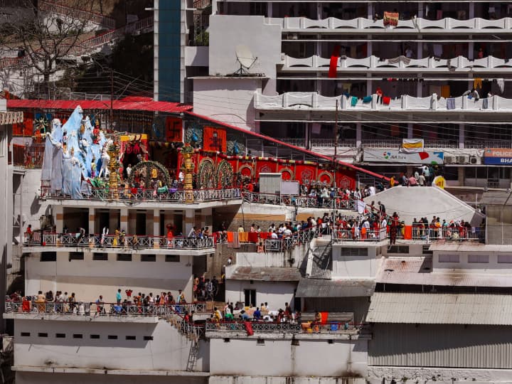 Vaishno Devi Temple: जम्मू कश्मीर के रियासी जिले में त्रिकुट पहाड़ियों पर स्थित वैष्णो देवी गुफा मंदिर में नवरात्र के पहले तीन दिन में 1.27 लाख से अधिक श्रद्धालु माता के दर्शन कर चुके हैं.